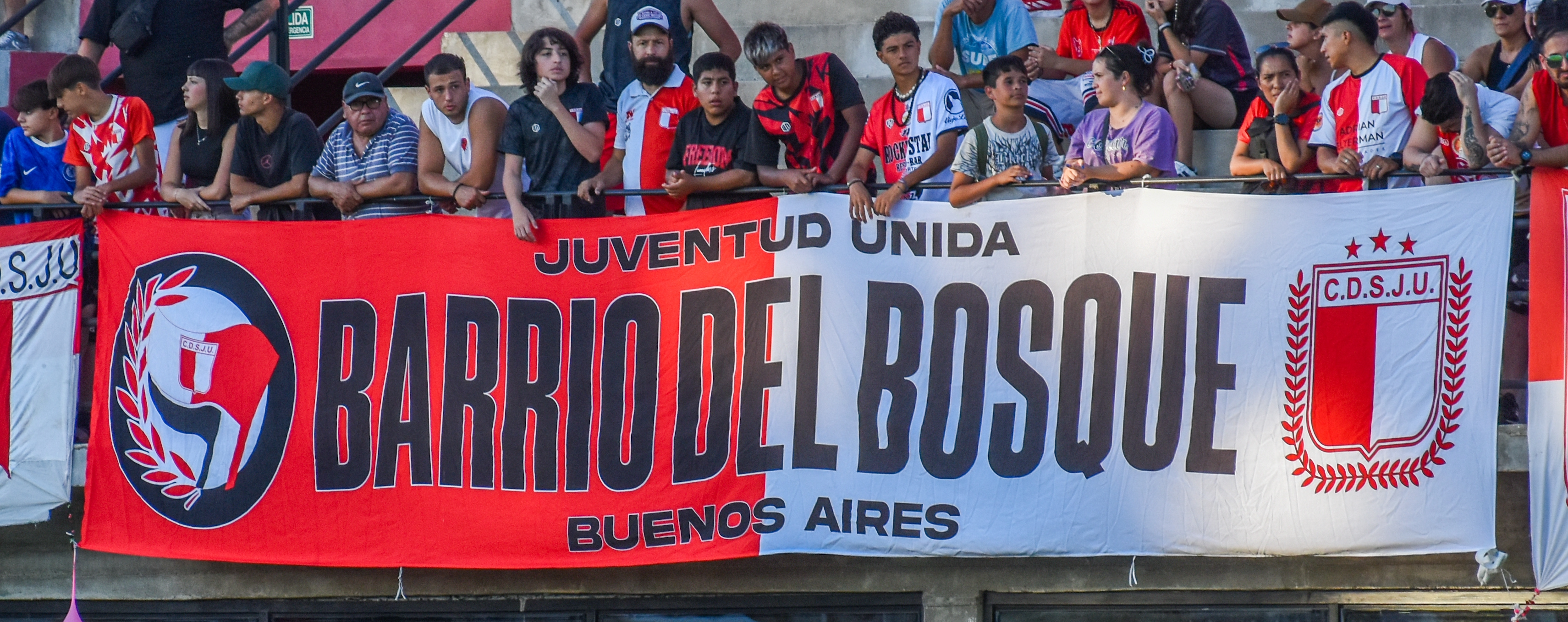 Bandera de la hinchada de Juventud Unida conservada en el archivo fotografico.