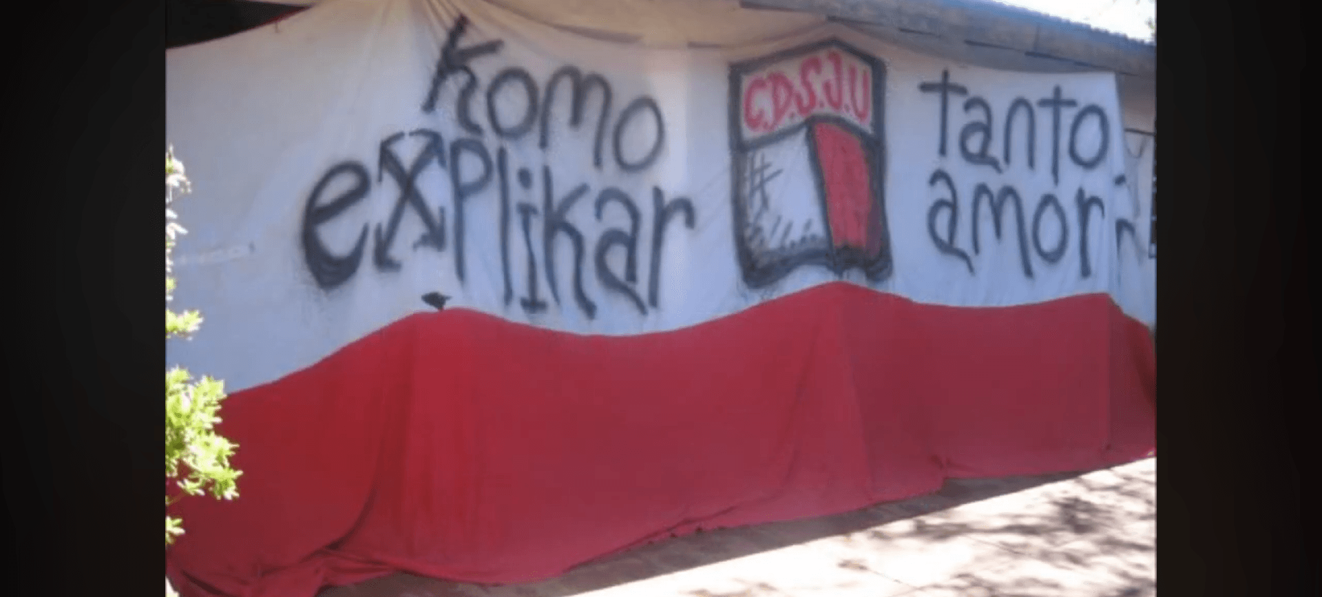 Bandera de la hinchada de Juventud Unida conservada en el archivo fotografico.