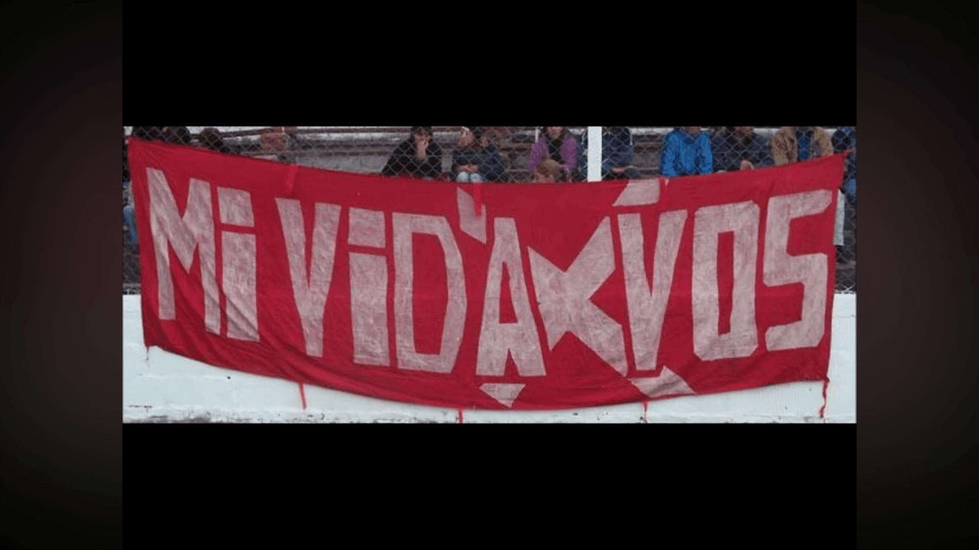 Bandera de la hinchada de Juventud Unida conservada en el archivo fotografico.
