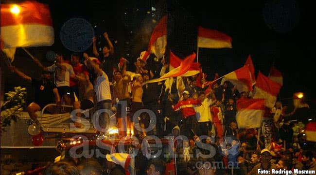 Festejo de hinchas de Juventud Unida con banderas rojas y blancas